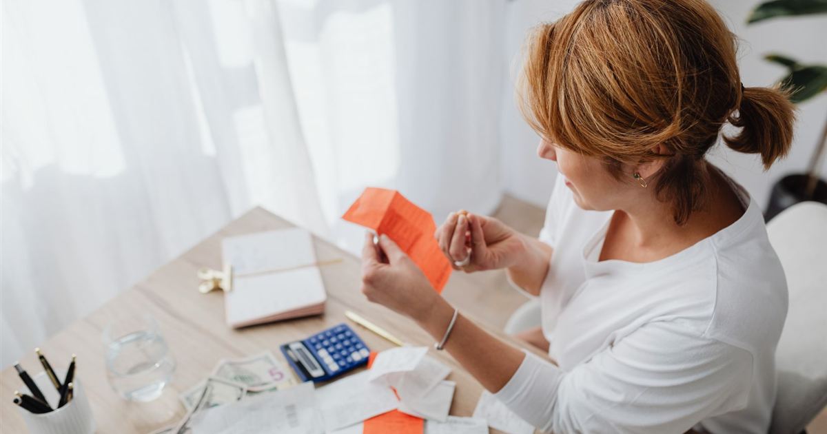 Budgeting a $1500 payday loan in Canada at a home desk