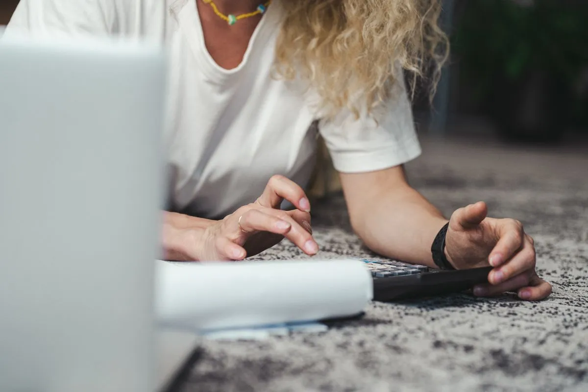 Calculating the cost of payday loans Ottawa on a calculator