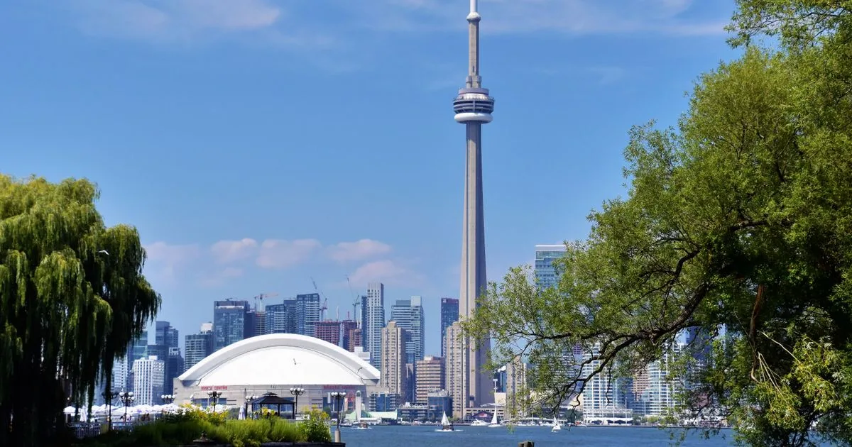 Toronto skyline and CN Tower - payday loans Toronto