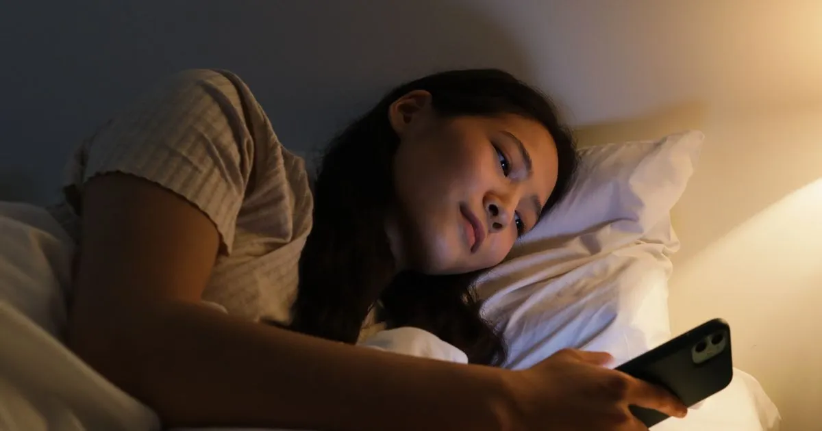 Applying for 24/7 payday loans Ontario from her phone late at night