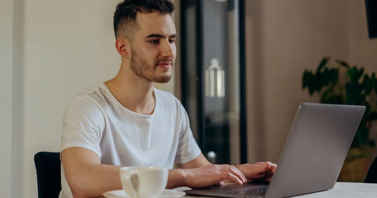 Ontario borrower applying online for a payday loan at home