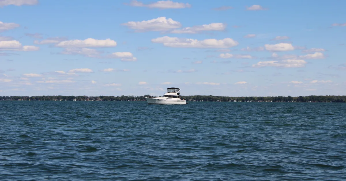 Boat on Lake Simcoe at Barrie - payday loans Barrie on the Kempenfelt Bay waterfront