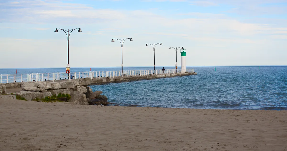 Lakeview Park pier and harbour light on Lake Ontario - payday loans Oshawa residents use across the Motor City