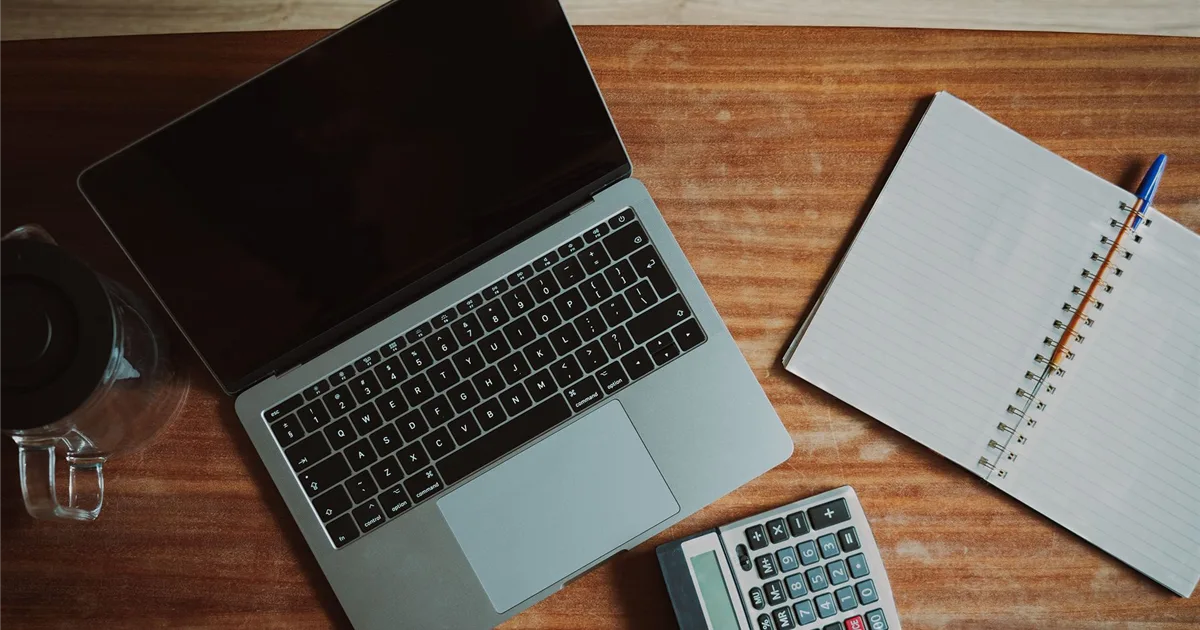Laptop, calculator and notebook laid out to plan a $600 payday loan in Canada