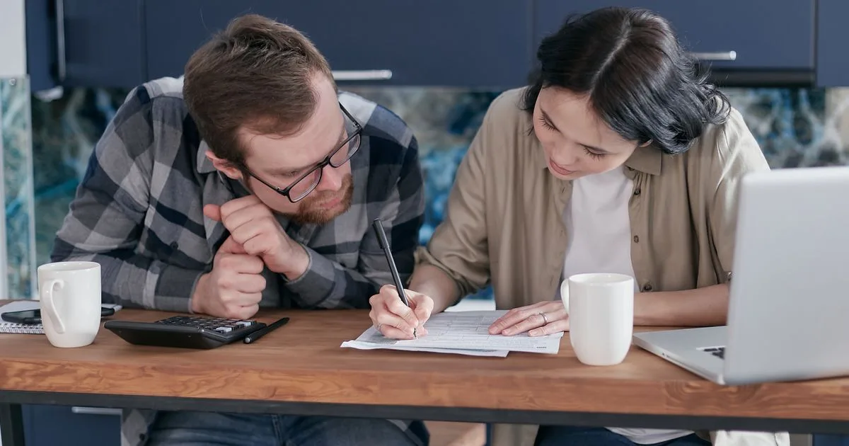 Applying online for a $750 payday loan in Canada at the kitchen table