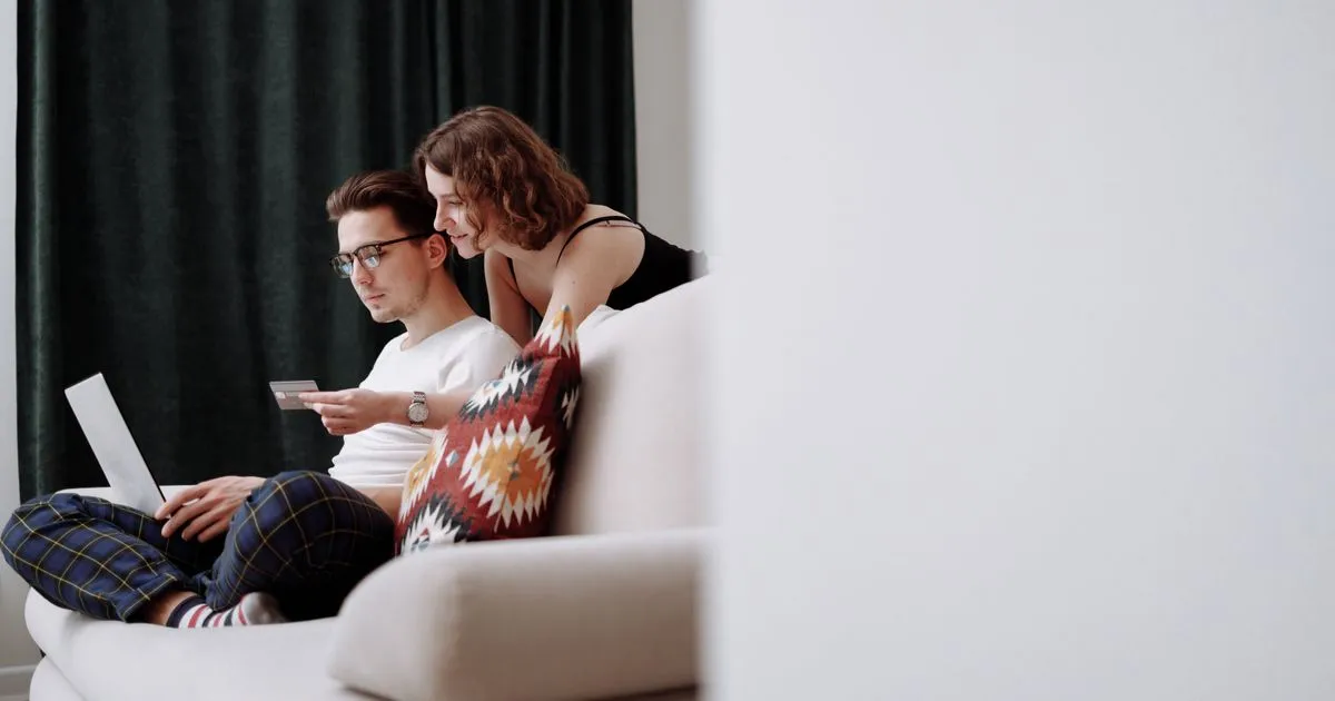Couple applying online for an $800 payday loan in Canada from their couch